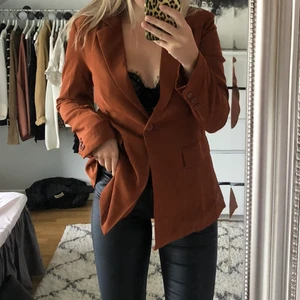 Kavaj  - En skitsnygg kavaj i bra skick!! Säljer pga att jag resar ur min garderob inför flytt, den är använd men i jättefint skick inget fel på den alls. Bara fråga om de är något du undrar över🥰