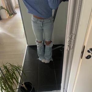 Blå jeans  - Säljer nu mina ass snygga slutsålda  jeans från zara ! Säljer pga att jag ska spara upp pengar. Start bud 390 skriv privat vid intresse💞storlek 38 