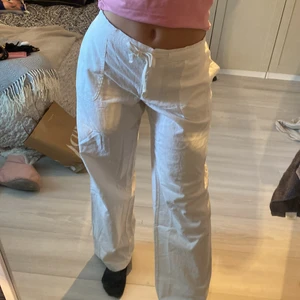 Linnebyxor - Midwaist/Lågmidjade beroende på hur man väljer att ha dom. Sjukt fina med fickor fram och bak och ett band så man kan spänna de mer i midjan. Säljer pga att dom är alldeles förstora i midjan vilket man ser på sista bilden. Helt slutsålda och aldrig använda. 