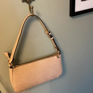 Väska  - Jättefin beige baguette väska från Lindex. Köparen står för frakten❤️❤️