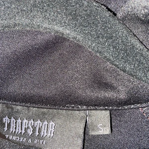 Trapstar kofta - Skick 10/10, använd 1 gång, säljer denna pga har bytt stil, byxor finns till tracksuiten också