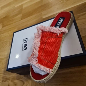 Skor - Härliga röda tofflor perfekt till sommaren 