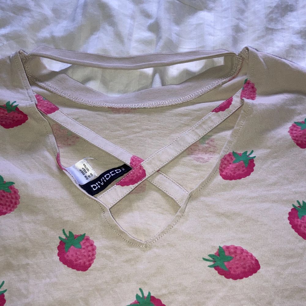 Från H&M! Har jordgubbar på sig och är beige! Öppen i ryggen, storlek XXS men passar S och möjligtvis M är stor och skön men öppen till sommaren! Frakten som står gills INTE, utan diskuteras privat istället!. T-shirts.