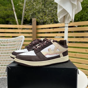 Lost boys  - Tja, säljer ett par lost boys i strl 45. Från droppet i november förra året om jag minns rätt. Använda endast ett fåtal gånger, knappt något som märks 9/10. Dustbag, snören o boxen ingår. Priset kan diskuteras! Ha de bra 