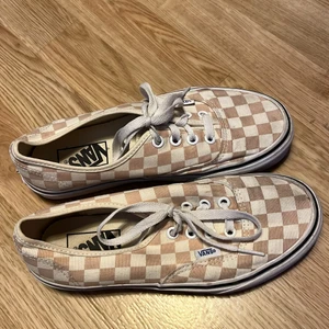 Vans skor  - Vans skor i storlek 36,5 sparsamt använd, frakt ingår