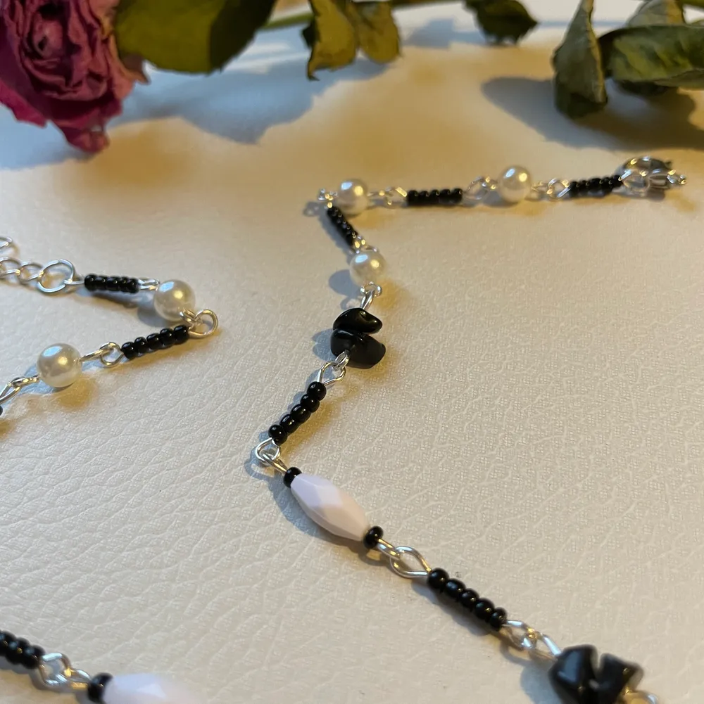 Handmade handgjord halsband med kristaller ,obsidian’ som har en mycket stark förmåga att absorbera.  Det är en skyddssten och skyddar bäraren från negativitet. köparen betalar frakten. Accessoarer.