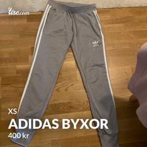 Adidas byxor - Gråa adidas byxor i fint skick