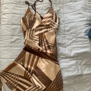 Retro klänning - Så fin retro klänning💗hittade denna på humana secondhand förra sommaren, men kommer inte till användning tyvärr, den är i superfint skick! Och går ner till ungefär mitten på mina smalben (jag är 165cm lång) 