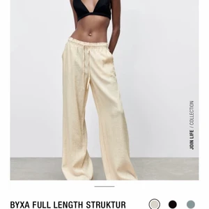 Byxor ifrån zara - Beigea byxor ifrån zara i strl M, passar även större eller mindre beroende på hur man vill att de ska sitta, endast använda 1 gång, ordinarie pris är 299kr men säljer för 150+frakt💓😊