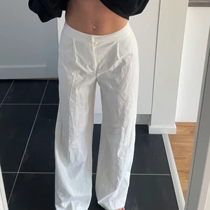 Vita tygbyxor - Vita tygbyxor som påminner lite om linnebyxor. Storlek 34, passar storlek Xs. Jag är 170 o de går hela vägen ner på mig💕 