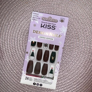 Lösnaglar från KISS - Lösnaglar med julmotiv limited edition. Helt ny och oöppnad. Lim finns med. Köpt på kicks, märket KISS.