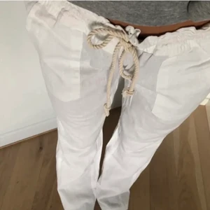 Roxy linnebyxor  - Ett par jättefina linnebyxor knappt använda storlek m💞💞 har en liten effekt vid snöret men inget man tänker på väldigt litet💞