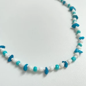 Pärlhalsband blå howlite - Pärlhalsband med kristallchips av blå (färgad) howlite. Låset är silverpläterat🤍