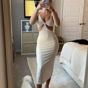 Klänning - Säljer denna supersnygga klänningen perfekt inför sommaren🥰💗💗 första bilden är lånad av hon jag köpte den av❤️☺️ 