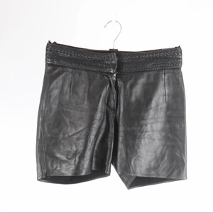 Skinnshorts  - Säljer ett par as snygga skinnshorts då de tyvärr va för stora för mig..