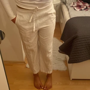 Nya vita linnebyxor - Vita, nyskick linnebyxor som säljes då de inte kommer till användning, jag är 170 och har väldigt långa ben och då går de till anklarna, buda från 150