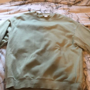 Grön tröja från monkey storlek xs - Jag säljer min tröja som är grön med storlek xs från monkey. Säljer för tycker den är lite för stor för mig, har heller inte använt den alls. Den är i väldigt bra skick och använd 2 gånger. 