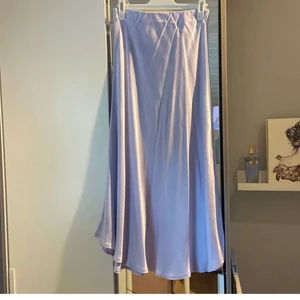 Kjol - Fin ljuslila kjol i satin💜 Jag står för frakten! Kan möjligtvis passa en m då den är stretchig. Obs⁉️ Skrynklig på bilderna. (Är ca 175cm lång)😊 