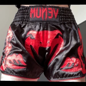 Muay thai shorts - Det här är ett par riktigt coola shorts som är i storlek M (medium). Men känns lite som S ( satt lite tight på mig) MEN!! Dom är bekväma och riktigt nice färg så man känner sig som en riktig fighter när man tränar med dem!!🤩😆👍🏻🥊 ( om ni vill få reda på mer info, kontakta gärna!! Så svarar jag) 