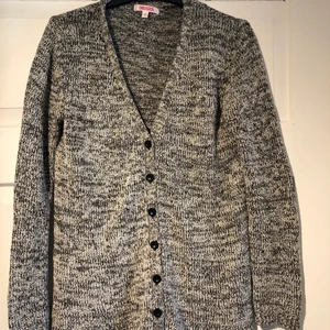 Kofta från Indiska - Svartvit kofta från indiska. Strl S. Mjuk och skön. Kan samfrakta. 