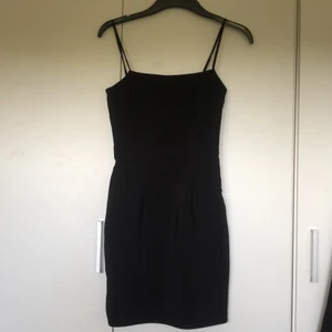 H&M klänning st. XS - Svart klänning från H&M, använd en gång, säljer då den ej passar, skit snygg med öglor till skärp (en på vänstra sida och en på högra), har dragkedja längst sidan och ett slit vid ena benet, nyskick ✨Frakt +45kr✨
