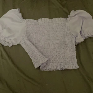 Somrig topp  - En söt tröja i pastel lila. Aldrig använd. Skriv vid intresse💘