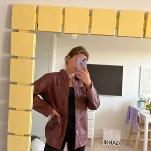 Skinnimitations jacka  - Supersnygg mörkröd overshirt/jacka i skinnimitation! Jättesnygg lös och mjuk passform. Har skärphållare men tyvärr inget skärp. Storlek S. Skickar med postkort eller mötas upp i Stockholm  ⭐️⭐️