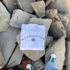 Vintage sweatshirt!! 🌅🌆 - Vintage sweatshirt. Storlek L/XL. Passsr bra unisex. Tröjan är i bra vintage skick, dock en mindre defekt i form av en liten fläck. Hör av dig om du undrar något!🌅🌱