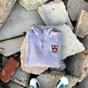 Vintage 1/4 zip!! 🌅🌆 - Vintage 1/4 zip producerad av Jansport för Harvard university. Storlek M. Tröjan är i grymt vintage skick. Tveka inte att höra av dig om du undrar något!! 🌅🌱