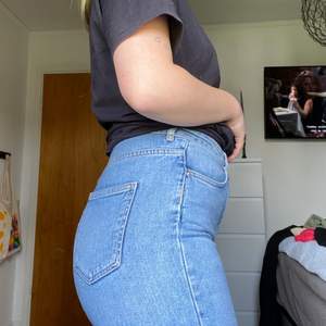 Säljer dessa jeans från Gina Tricot i storlek 38. Modellen på jeansen heter Leah (tror inte de går att köpa längre). Väl använda men ändå i väldigt bra skick. Köparen står för frakt. Önskas fler bilder går det att lösa. 