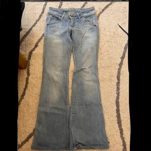 Ett par supersnygga ljusa, lågmidjade och utsvängda jeans från märket Hudson. Har ett litet hål på vänstra knät (se bild 3) Köpare står för frakt:)