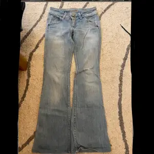 Ett par supersnygga ljusa, lågmidjade och utsvängda jeans från märket Hudson. Har ett litet hål på vänstra knät (se bild 3) Köpare står för frakt:)