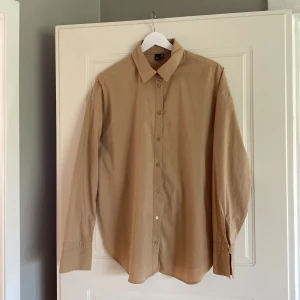 Beige skjorta - Säljer pga att jag ej använder 