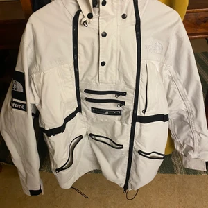 Northface supreme  - Nyskick  storlek L men passar M också 