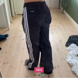 Adidas byxor - Världens finaste lågmidjade adidas byxor. Köpte på plick men va tyvärr för korta för mig som är 174 cm (med långa ben). Måtten är 80 cm midjan och 84 cm innerbenslängden. Frakt betalas av köparen ☺️