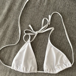 Trekants bikini - Säljer denna oanvända (bara testad) bikini då jag har två likadana 🤍 storlek L men passar olika då den är justerbar💙 den är från nakd 