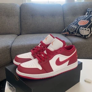 Nike Jordan 1 low - Top skick helt oanvända DSTW. Strlk 43 säljer pga pengsr behov 