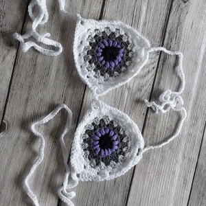 Virkad top  - Virkad top, 15 cm över kupan. Färg- svart, lila, mörkgrå, ljusgrå och vit 