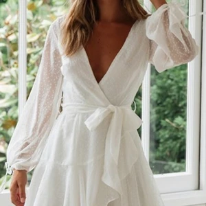 Fin klänning - Fin klänning, storlek xs, köpt här på Plick men säljes då den tyvärr var förliten, endast använd en gång av förra ägaren