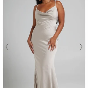 Balklänning - Säljer denna superfina slutsålda balklänningen ifrån showpo! Andra bilden är lånad. Storlek 34💫💞