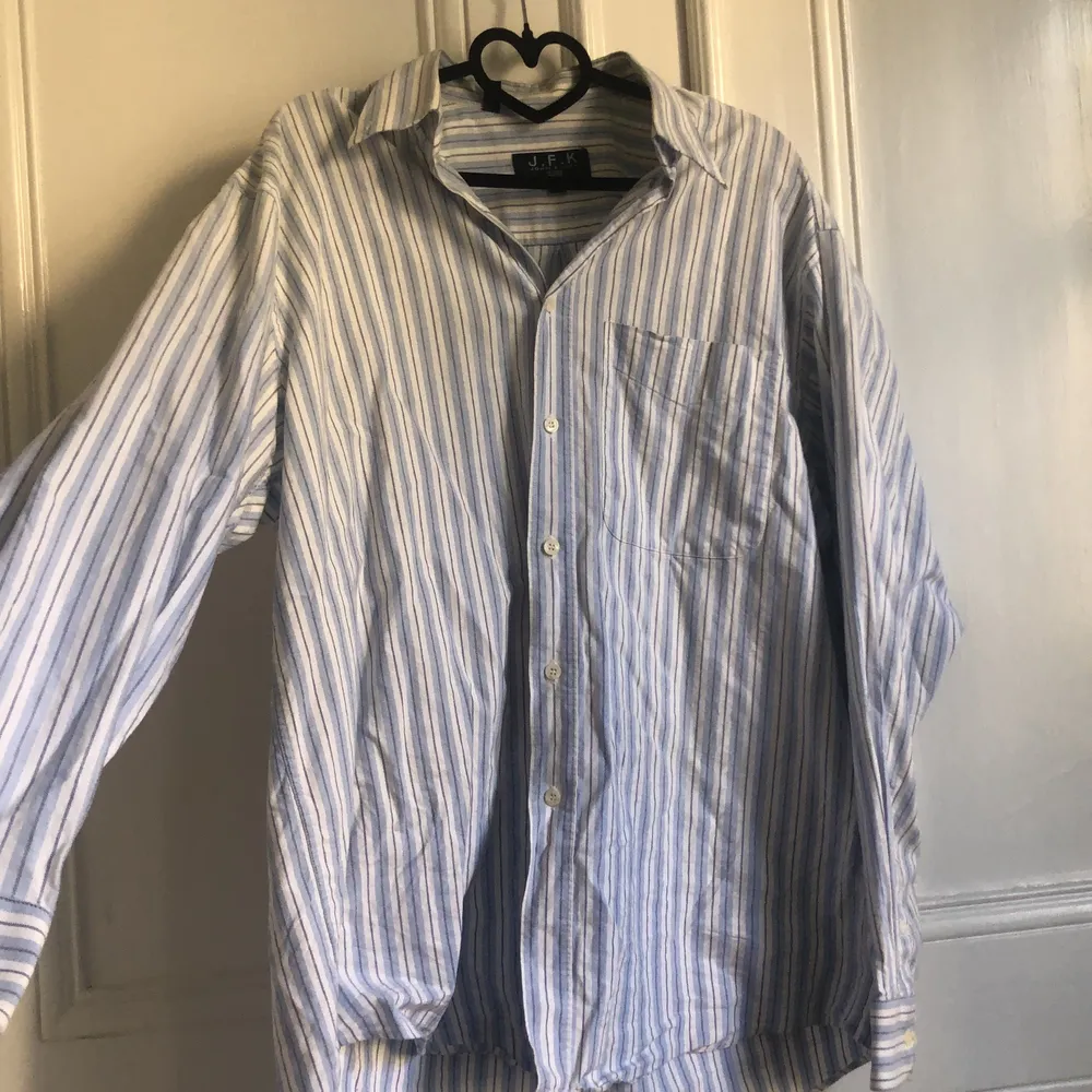 Jättesöt randig skjorta som tyvärr är för stor för mig (lånad första bild) på första bilden ser man passformen❤️ storlek M men passar S-XL beroende på hur man vill att den ska sitta⭐️. Skjortor.