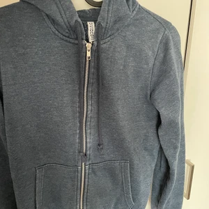 Huvtröja med Dragkedja - En mörkblå Huvtröja med dragkedja 