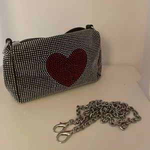 Super söt liten väska  - Kommer tyvärr inte till användning så säljer den nu. Alla stenar är kvar och det meeföljer en lång kedja till🤍 bara att skriva vid frågor eller mer bilder 🤍 står inget märke i den! 