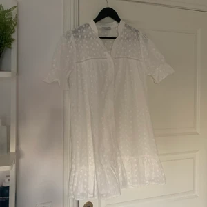 Klänning vit - Värdens sommardröm klänning!! Så skön och snygg. Aldrig använd 