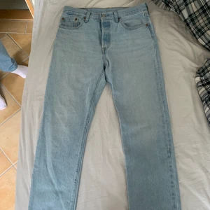Jeans - Blåa jeans från Levis. Använda ett antal gånger💕