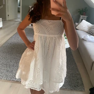 Volang klänning👌👌 - Jag säljer min fina vitta volang klänning med en Knut bak i ryggen. Kommer från asos köpt för 450kr säljer för 380kr.Endast använd på skolavslutningen 2021. Det funkar både bra till skolavslutningen och studenten!👌