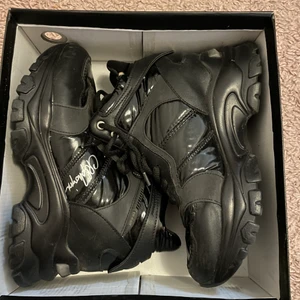 Snygga sneakers  - Jag kan inte gå i höga klackar, därför ska sälja den. De är bekväma skor . Storlek är 39 men det passar för 37, köpte från Asien. Kan Mötas upp T-centralen