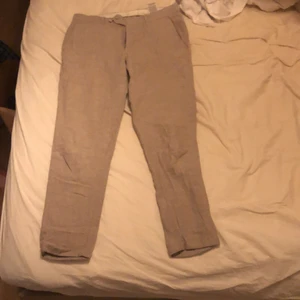 JACK AND JONES, kostymbyxor beige  - Sparsamt använda kostymbyxor från Jack&Jones. Storlek 48. Super Slim, premium. Nypris 429kr 2021.