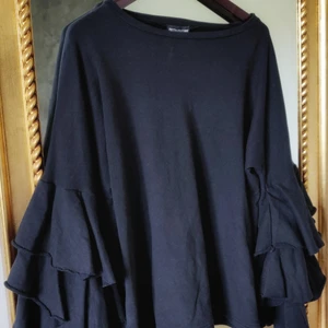 Prettylittlething top med batsleeves - Oversize top från PLT. Batsleeves med fåll. 