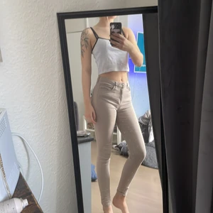 Stiliga Skinny Jeans - Snygga Beiga Skinny Jeans